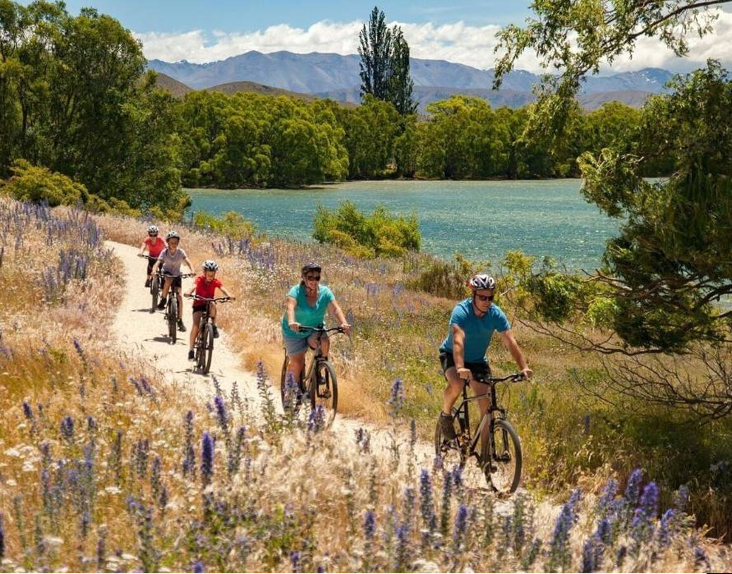 অ্যাডভেঞ্চার ট্যুরিজমের রাজধানী কুইন্সটাউন থেকে ২২০ কিলোমিটার দূরে অবস্থান ওয়াটাকির। সাইক্লিংয়ের জন্য বিশ্বের অন্যতম সেরা অঞ্চল এটি।