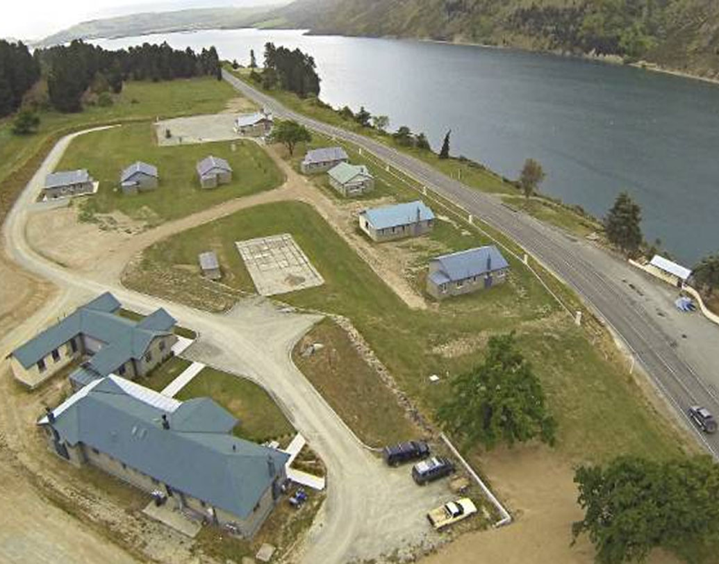 এই গ্রামে আটটা ছোট বাড়ি রয়েছে। প্রতিটা বাড়িতে রয়েছে তিনটি করে ঘর। প্রতি বাড়ির জন্য আলাদা করে জলাশয়ের অংশ ভাগ করাও রয়েছে।