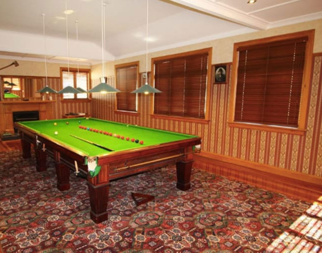 গ্রামে একটা রেস্তরাঁ রয়েছে। একটা বাড়িতে রয়েছে বিলিয়ার্ড রুম, পাশেই রয়েছে একটা ‘ইন্ডাস্ট্রিয়াল কিচেন’।