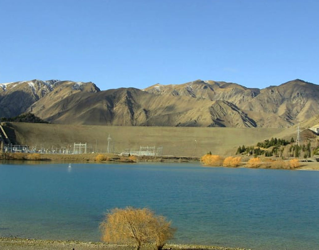 নিউজিল্যান্ডের ব্যবসায়ী কেল্লি মিলমাইন বলেন, পর্যটকরা এখানে আসতে শুরু করছে। তবে বিদেশিরা কেউ এখানে জমি কিনতে পারবেন না। নিউজিল্যান্ডের নিয়মটাও এমন। চলতি বছরেই এই নিয়ম চালু হয়েছে। কিন্তু স্থানীয়রা কেউ এখানে থাকতে চান না।