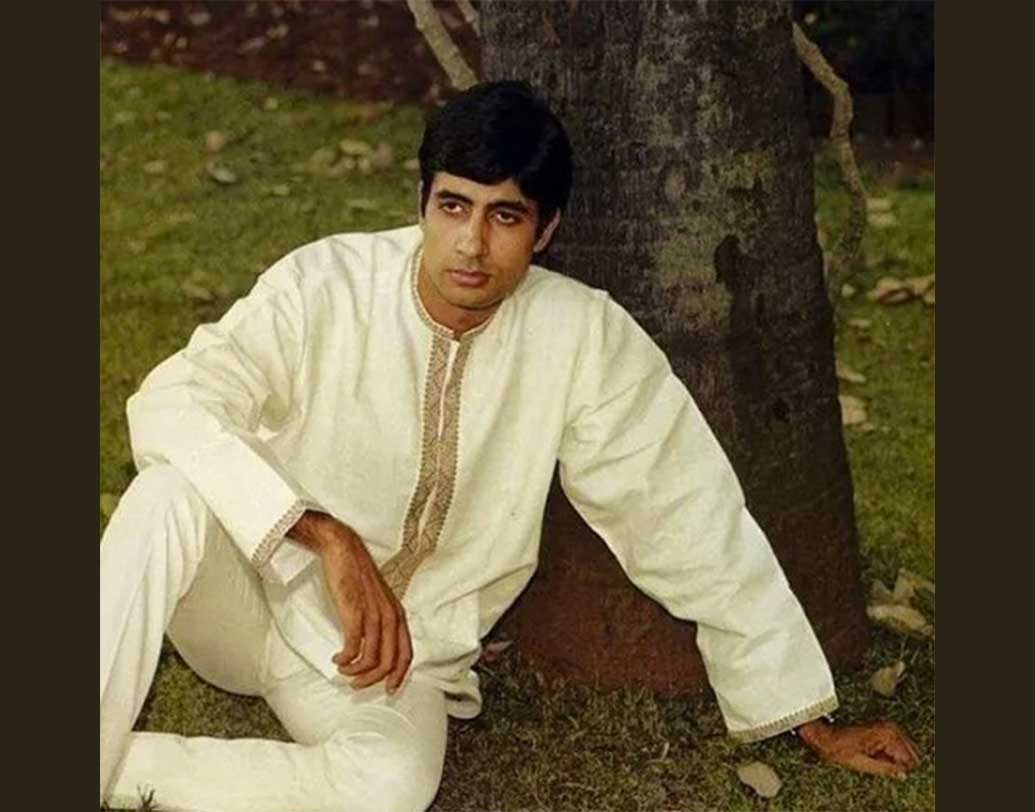 নিজের কেরিয়ারে বহু উত্থান-পতন দেখেছেন অমিতাভ বচ্চন। প্রথম দিকে একের পর এক ফিল্ম ফ্লপ করছে। তার পর একের পর এক ফিল্ম সুপার-ডুপার হিট। কেরিয়ারের মধ্যগগনে থাকার সময় সর্বস্বান্তও হয়ে গিয়েছিলেন। সেই সময় এক জনের পরামর্শ মেনে নীলকান্তমণি ধারণ করেন। এর পর থেকেই নাকি তাঁর কেরিয়ারে জোয়ার আসে। এখনও তাঁর আঙুলে দেখা যায় এই মণি।