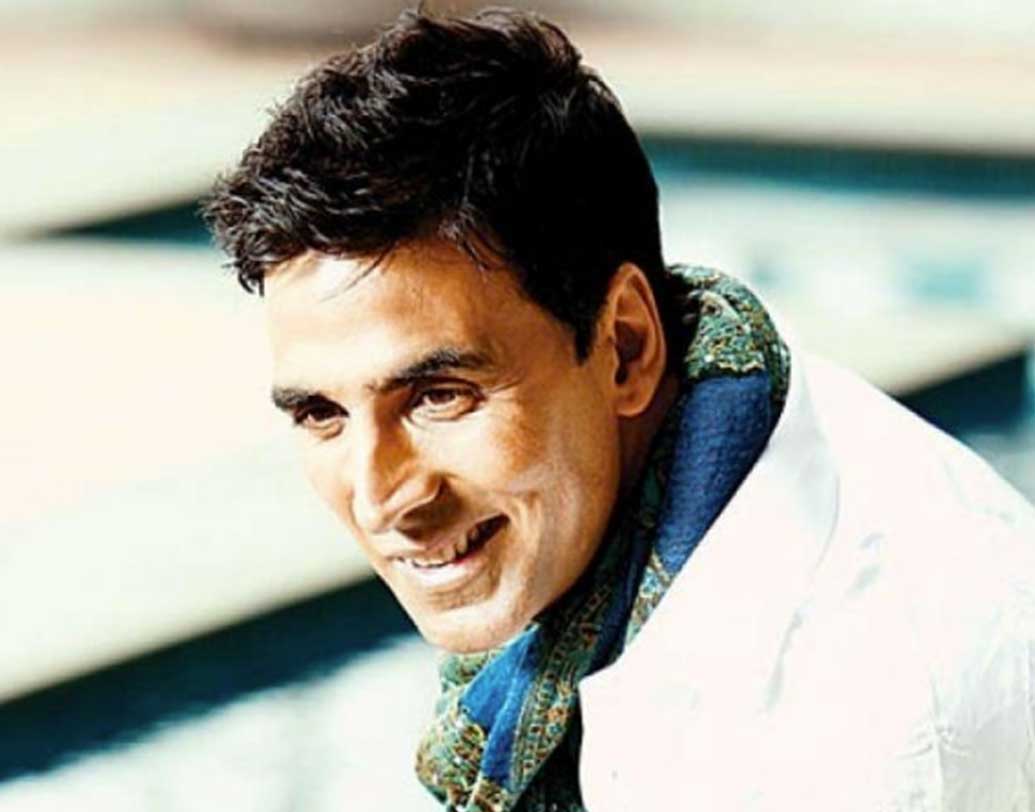 বলিউডে নাকি প্রতি শুক্রবারই ভাগ্যবদল হয়। হিরো থেকে জিরো হয়ে যান অনেকে। অনেকের মতো অক্ষয় কুমারও জীবনে বহু টানাপড়েনের মধ্যে দিয়ে গিয়েছে। ফিল্ম ইন্ডাস্ট্রিতে গডফাদার না থাকলেও বলিউডে নিজের একটা জায়গা তৈরি করে নিয়েছেন ‘খিলাড়ি’ অক্ষয়। অক্ষয় আবার মনে করেন, ফিল্ম রিলিজের সময় বিদেশে থাকলে নাকি তা হিট হয়!