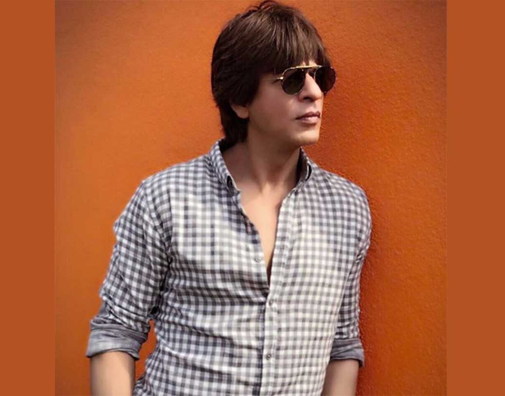 বলিউডের বাদশা শাহরুখ খান আবার নম্বর নিয়ে বেশ খুঁতখুঁতে। এটা তাঁর কুসংস্কারও বলতে পারেন। শাহরুখ মনে করেন, ৫৫৫ নম্বরটা নাকি তাঁর ক্ষেত্রে লাকি। তাই তাঁর গাড়ি থেকে মোবাইল, সবেতেই ৫৫৫ নম্বরের ছড়াছড়ি।