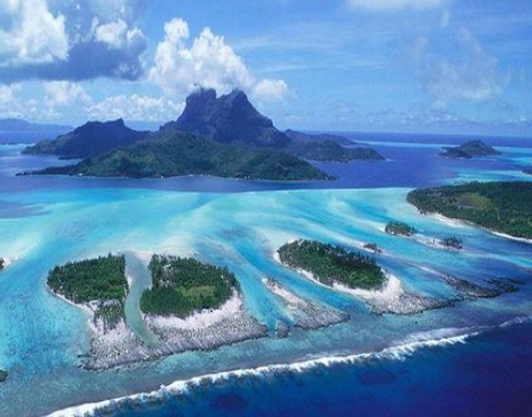 রহস্য সমাধানে গ্যালাপাগোস দ্বীপপুঞ্জে হাজির হলেন বিজ্ঞানীরা। এখান থেকেই উদ্ধার হয়েছে এই রঙিন পাথর। অত্যন্ত মূল্যবান হলেও এ ক্ষেত্রে ভূতত্ত্ববিদদের কাছে এই পাথর অন্য এক কারণে অত্যন্ত গুরুত্বপূর্ণ। আর তা হল এর বয়স। গোমেদে রয়েছে ইউরেনিয়াম। তা থেকেই বিশেষ পদ্ধতি থেকেই নির্ধারিত করা যায় বয়স।