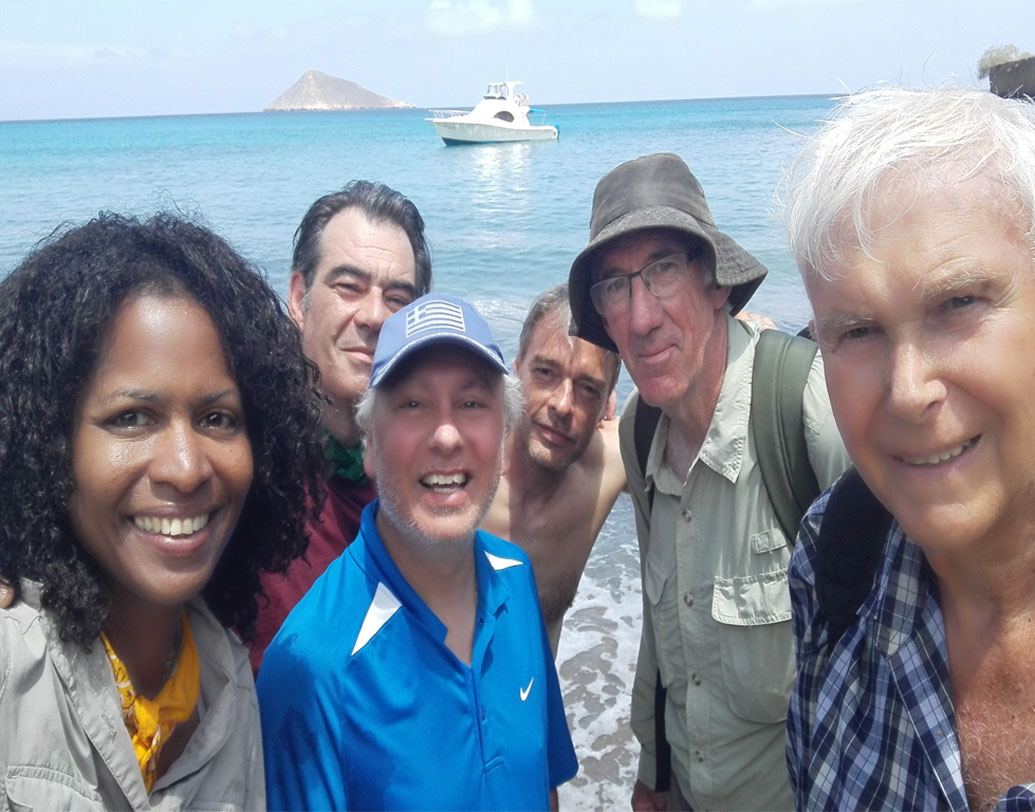 বিজ্ঞানীদের একাংশের দাবি, প্রাচীন এই গোমেদের বয়স ৪০০ কোটি বছরেরও বেশি। এ দিকে গ্যালাপ্যাগোস দ্বীপপুঞ্জের বয়স আনুমানিক ৪০.২ লক্ষ বছর। এত পুরনো পাথর এই দ্বীপে কোথা থেকে এল?