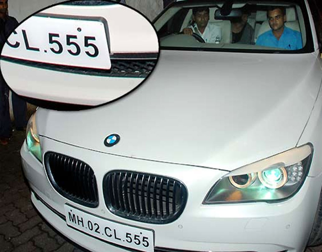 এসআরকে-র ৫৫৫ নম্বর নিয়ে এক ধরনের পাগলামিই রয়েছে বলা চলে। সব গাড়ির নম্বর, ফোন নম্বর, এমনকি তাঁর নিরাপত্তারীদের অনেকের ফোন নম্বরেও ৫৫৫ রয়েছে।