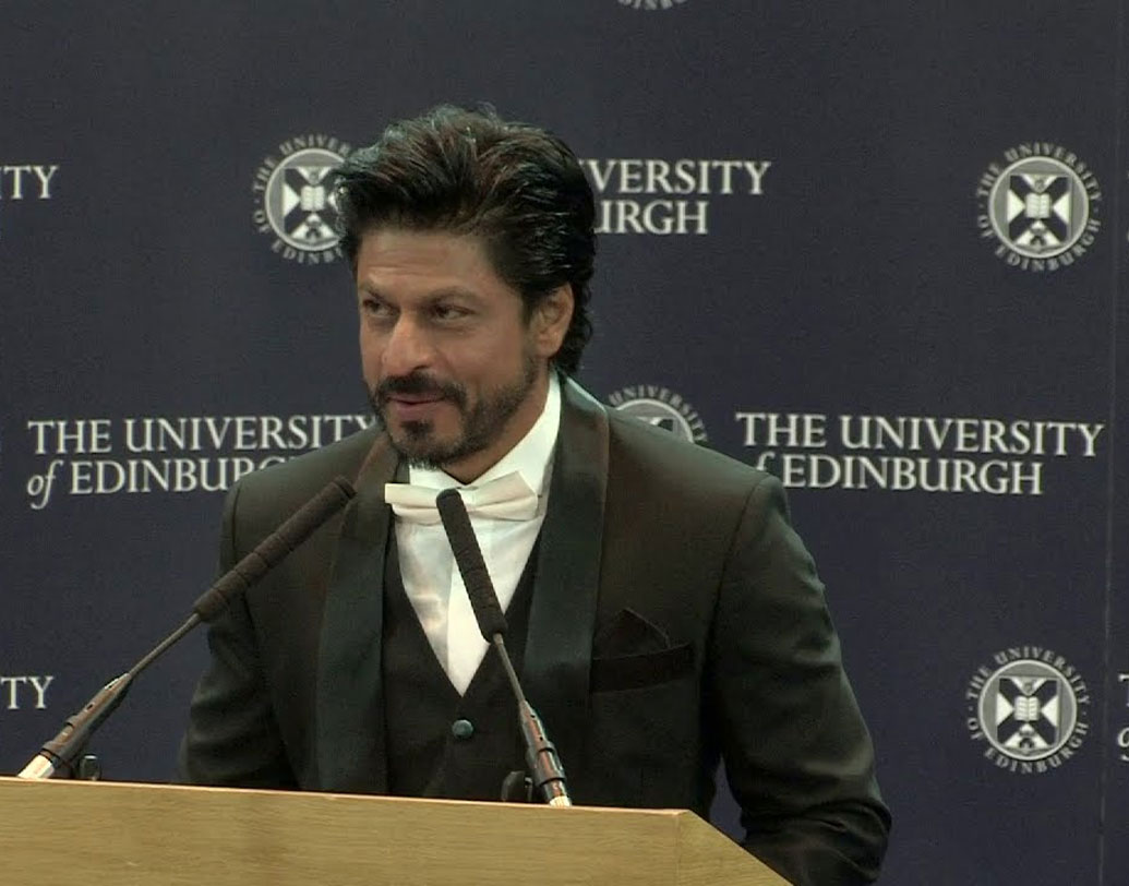 শাহরুখ তাঁর অভিনয়ের পারদর্শিতার জন্য, বিশ্বের সব সিনেপ্রেমীদের কাছে জনপ্রিয় হয়ে ওঠার কারণেই স্কটল্যান্ডের এডিনবরা বিশ্ববিদ্যালয় থেকে ডক্টরেট পেয়েছেন।