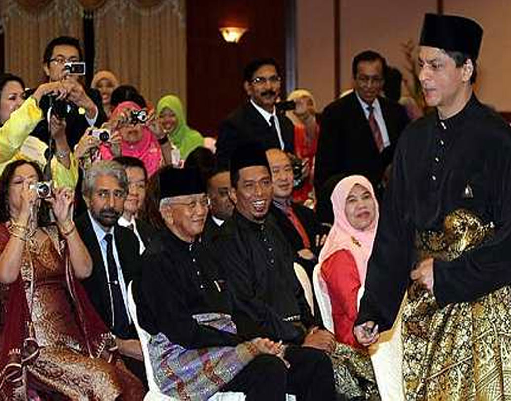 মালয়েশিয়া থেকে পেয়েছেন নাইটহুড সম্মান।