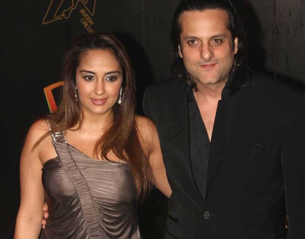 ছোটবেলার প্রেমিকা নাতাশাকে বড় হয়েও ভোলেননি ফারদিন খান। তাই তাঁর জন্য প্রস্তাবপর্বটিও সাজিয়েছিলেন যত্ন করে। আটলান্টিক সাগরের মাথার উপর দিয়ে তখন উড়ে যাচ্ছে একটি বিমান। সেই বিমানেই লন্ডন থেকে আমেরিকা যাচ্ছিলেন ফারদিন ও নাতাশা। সেখানেই এক বিমান লোকের মাঝেই ফুল, কার্ড-সহ প্রেমিকাকে প্রস্তাব দেন ফারদিন।