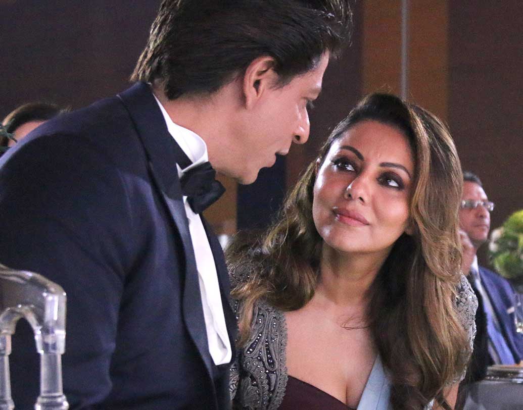 শাহরুখ ও গৌরীর প্রেমপর্ব নিয়ে বি টাউনে কম চর্চা হয়নি। কিশোরবেলাতেই তাঁদের আলাপ। তবে তাঁদের মধ্যে মান-অভিমান হওয়ায় শাহরুখকে না জানিয়েই মুম্বই চলে আসেন গৌরী। এর পর গৌরীকে দেখতে অল্প কিছু টাকা সঞ্চয় করে মুম্বই চলে আসেন শাহরুখ। তার পর দু’জনের দেখা, কান্নায় ভেঙে পড়া। তার পরই বিয়ের প্রস্তাব দেন শাহরুখ।