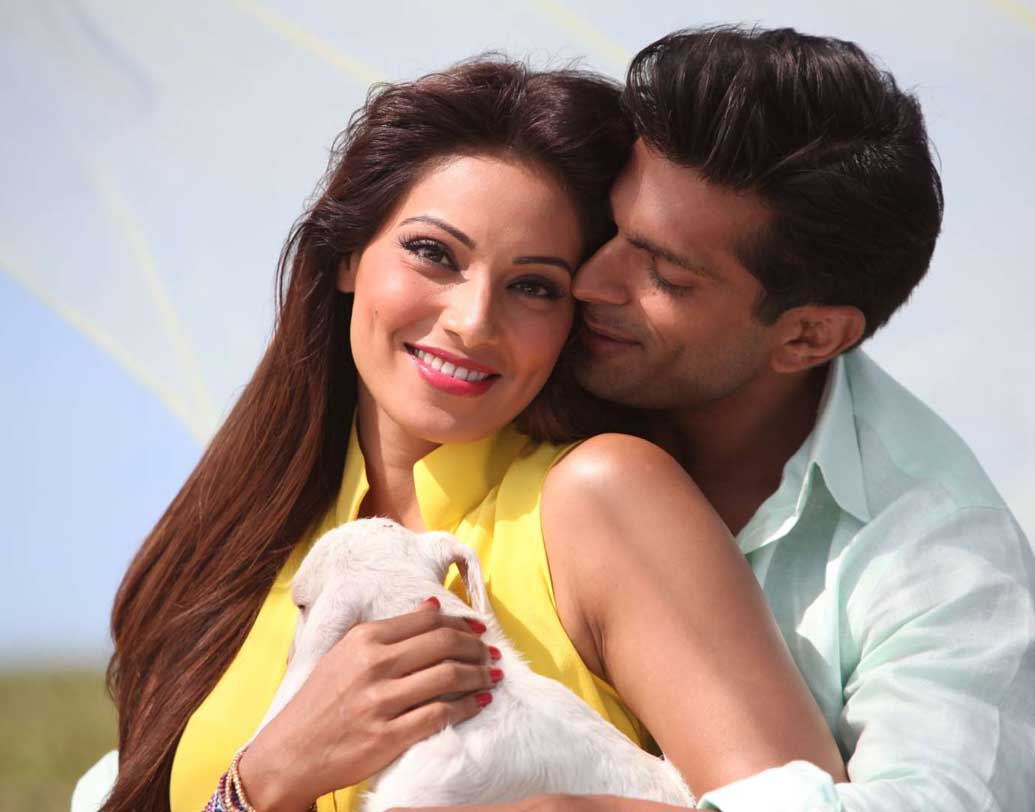 কর্ণ সিংহ গ্রোভার সুযোগ খুঁজছিলেন বিপাশা বসুকে প্রোপোজ করার। কোনও এক ৩১ ডিসেম্বর রাতে ফিল্মি কায়দায় বিপাশার সামনে হাঁটু মুড়ে আংটি-সহ তাঁকে প্রোপোজ করেন কর্ণ। রাগে ফেটে পড়েন বিপাশা। বলে ওঠেন, বিয়ের জন্য প্রস্তুত নন তিনি! পরে তাঁকে অনেক বুঝিয়ে শুধু ‘ওকে’ শব্দটুকু আদায় করতে পেরেছিলেন কর্ণ।