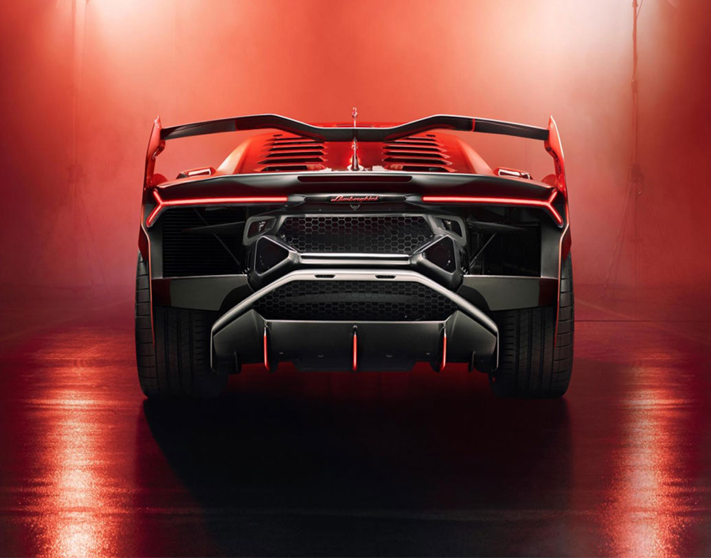 লাল ও ধূসর রঙের সিনিস্টার লুকেই প্রথমে মাত করেছে গাড়িটি। হুরাকান জিটি৩ ইভো-র থেকে নেওয়া হয়েছে হুড ইনটেক।