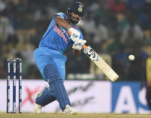 ঋষভ পন্থকে ধরা হচ্ছে মহেন্দ্র সিংহ ধোনির উত্তরসূরি হিসেবে। ওয়েস্ট ইন্ডিজের বিরুদ্ধে টি-টোয়েন্টি সিরিজের শেষ ম্যাচে তিনি করেছিলেন ৫৮ রান। বুধবার সম্ভবত তিনিই উইকেটকিপিং করবেন। ঘোষিত স্কোয়াডে তাঁকেই উইকেটকিপার হিসেবে দেখানো হয়েছে।