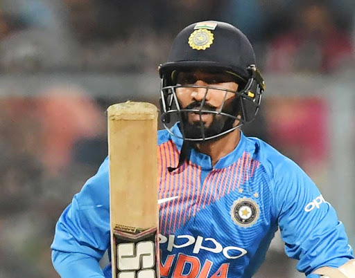 দীনেশ কার্তিক ক্রমশ ওভারের ক্রিকেটে ফিনিশার হয়ে উঠছেন। ওয়েস্ট ইন্ডিজের বিরুদ্ধে ইডেনে সিরিজের প্রথম টি-টোয়েন্টিতে তিনিই চাপের মুখে জিতিয়ে ফিরেছিলেন। ছয় নম্বরে সম্ভবত তিনিই নামবেন বুধবার।