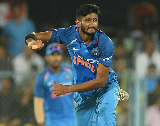 বাঁ-হাতি পেসার হিসেবে খলিল আহমেদ ক্রমশ জায়গা করে নিচ্ছেন দলে। ভারত সম্ভবত তিন পেসারেই দল সাজাবে। সেক্ষেত্রে তৃতীয় পেসার তিনিই হবেন। ২০ বছর বয়সী এই ফরম্যাটে তিন ম্যাচে নিয়েছেন তিন উইকেট।