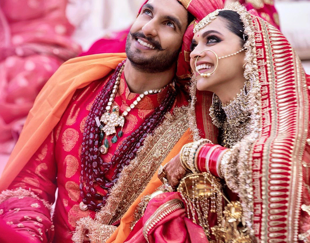 কোঙ্কনি এবং সিন্ধি রীতি অনুযায়ী বিয়ে হয়েছে এই জুটির। সূত্রের খবর, সিন্ধি রীতিতে বিয়ের সময় বাবা প্রকাশ পাড়ুকোনকে জড়িয়ে ধরে কেঁদে ফেলেন দীপিকা। বাবা-মেয়েকে সামলাতে নাকি এগিয়ে গিয়েছিলেন রণবীর।