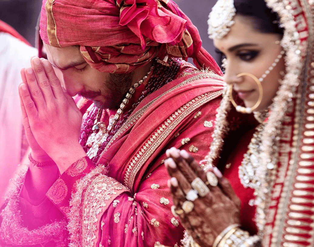 বিয়ের অনুষ্ঠান একান্ত ব্যক্তিগতই রাখতে চেয়েছেন দীপিকা-রণবীর। অতিথিদের মোবাইল ফোন এবং ক্যামেরায় নাকি স্টিকার লাগিয়ে দেওয়া হয়। নিরাপত্তার ফাঁক গলে তবুও কিছু ছবি ফাঁস হয়ে যায় সোশ্যাল মিডিয়ায়।