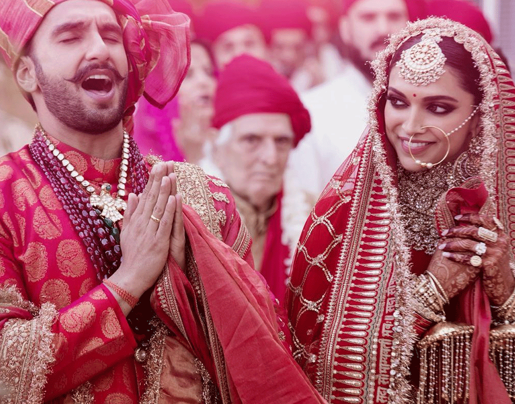 রণবীর-দীপিকা রং মিলিয়ে সব্যসাচী মুখোপাধ্যায়ের ডিজাইন করা পোশাকে সেজেছিলেন। দীপিকা লাল ওড়নায় সোনা দিয়ে খোদাই করা ছিল ‘সদা সৌভাগ্যবতী ভব’। সিন্ধ্রি প্রথায় বিয়ের জন্য এই ওড়না শ্বশুরবাড়ি থেকে উপহার পেয়েছেন দীপিকা।