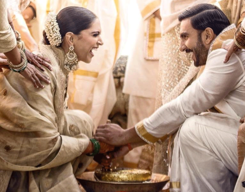 বিয়েতে দীপিকার হাতে অনেকগুলি আংটি দেখা গিয়েছে। অনামিকায় ছিল এনগেজমেন্ট রিং। হিরে এবং প্ল্যাটিনামের মিশেলে তৈরি ওই আংটি দীপিকাকে উপহার দিয়েছেন রণবীর। বলি মহলের মতে, এই আংটির আনুমানিক মূল্য ২ কোটি টাকা।