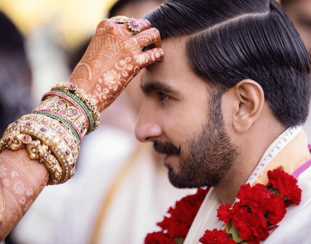 কোঙ্কনি প্রথায় ফুলমুদ্দি দিয়ে শুরু হয় বিয়ের অনুষ্ঠান। ফুলমুদ্দি ঠিক কী? ঐতিহ্যবাহী কোঙ্কনি প্রথায় এই অনুষ্ঠানে পাত্রীর বাবা পাত্রের বাবা-মাকে আমন্ত্রণ জানান।