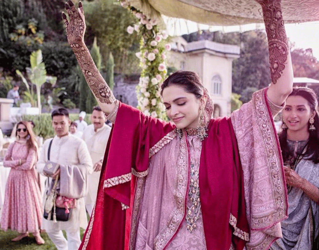 ইতালিতেই দীপিকা এবং রণবীরের সঙ্গীত এবং মেহেন্দির অনুষ্ঠানও হয়েছে। সেখানে বলিউডি গানের তালে নেচেছেন নায়িকা।