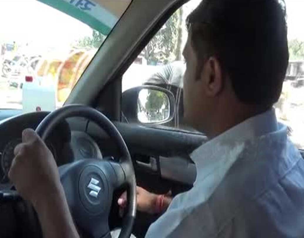 পেশায় ইঞ্জিনিয়ার সন্তোষের বাড়ি পুণেতে। গত প্রায় দেড় বছর এই ভাবে গাড়ি চালাচ্ছেন তিনি।