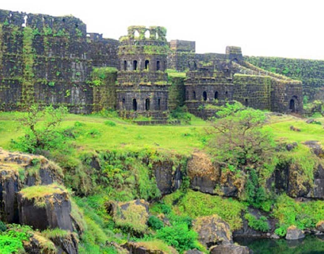 পুণে থেকে রায়গড় গাড়ি চালিয়েছিন তিনি। প্রায় ১৮০ কিলোমিটার পথ উল্টো দিকে গাড়ি চালিয়ে যাত্রা শুরু করেন।