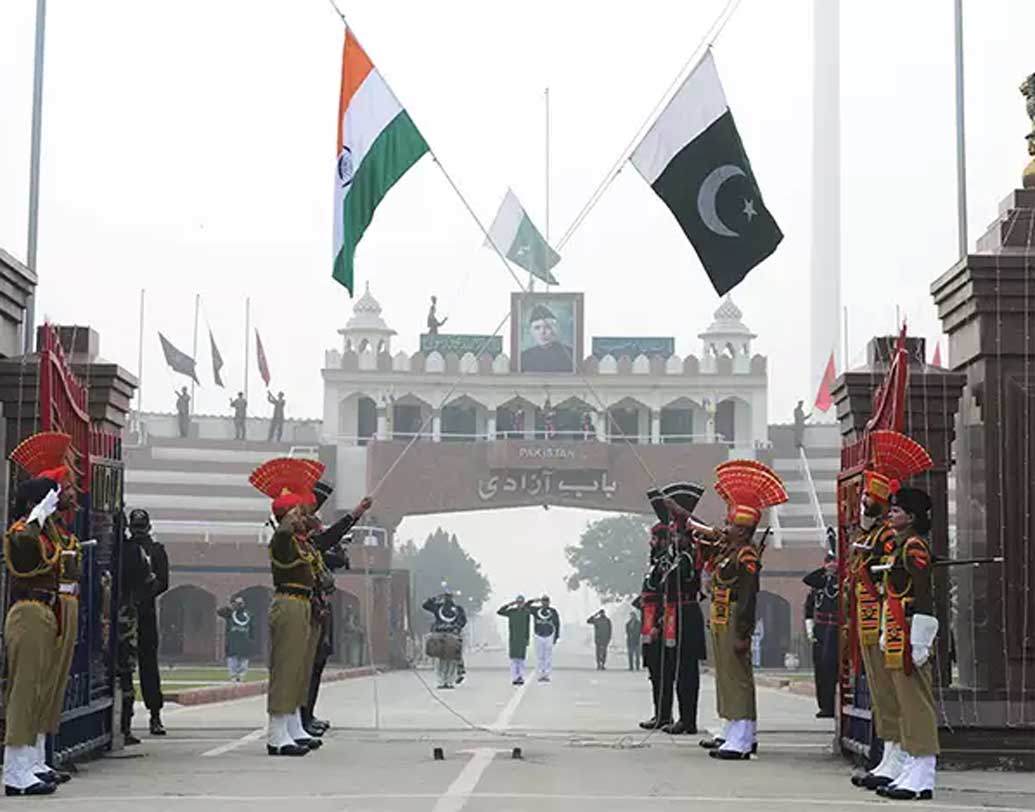 ইন্দো-পাকিস্তান সীমান্তে অমৃতসরের আত্তারিতেও গাড়ি চালিয়ে গিয়েছিলেন তিনি। এই ভাবে নারী শিক্ষা ও পরিচ্ছন্নতার প্রচার চালাচ্ছেন বলেও দাবি করেছেন সন্তোষ।