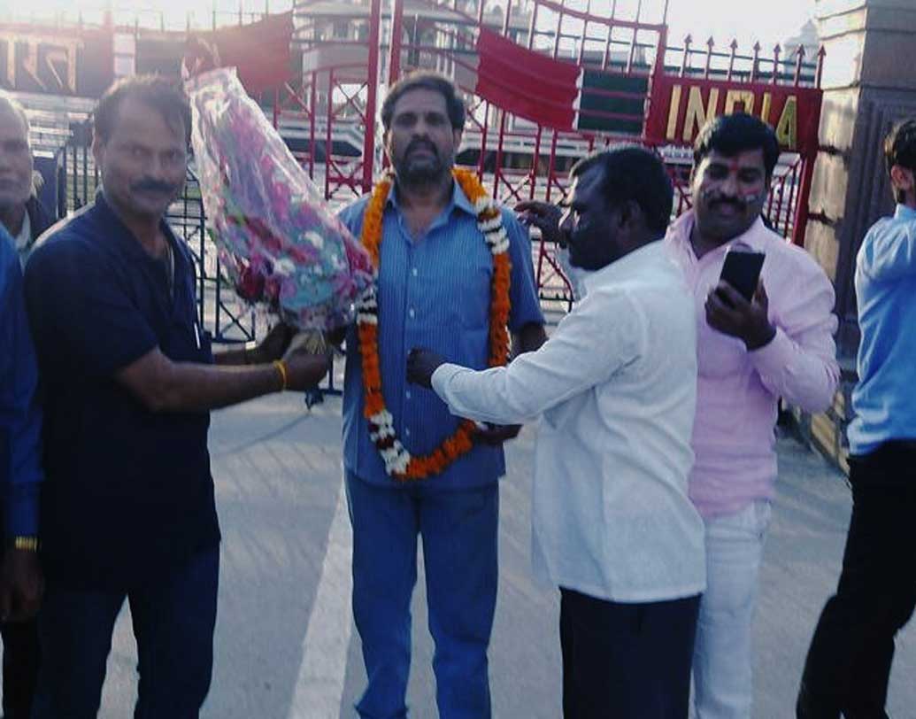 রাজ্য সরকার তাঁকে বিশেষ লাইসেন্স দিয়েছে এ ভাবে গাড়ি চালানোর জন্য। এ ভাবে গাড়ি চালানোর জন্য অবশ্য তাঁর ঘাড় ও পিঠে সমস্যা দেখা গিয়েছে।