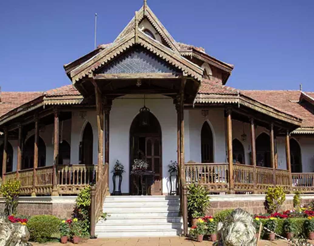 মুম্বইয়ে নিজস্ব বাংলো ছাড়াও মহাবালেশ্বরে পিরামলদের একটি ভিলা রয়েছে। এই ভিলাতেই ঈশাকে বিয়ের প্রস্তাব দেন আনন্দ।