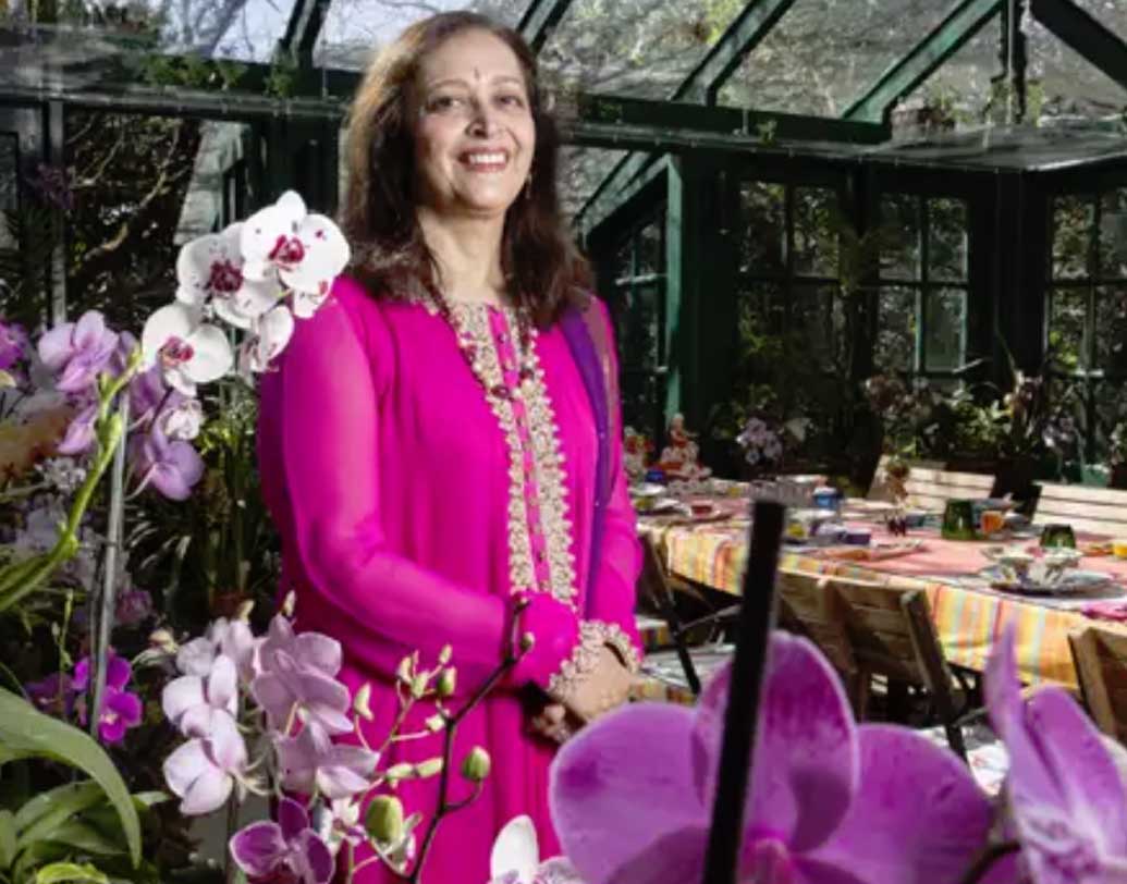 অসাধারণ নানা ফুলের বাগান ঘুরে দেখার জন্য মহাবালেশ্বর উৎসবে ৭০০০ টাকা টিকিট দিয়ে ঘুরে দেখানোর ব্যবস্থা করেছিলেন ঈশার হবু শ্বাশুড়ি স্বাতী। অজয় নিজেই গাইড করেছিলেন দর্শকদের। ওয়াইন, হট চকোলেট, সনাতনী কাহোওয়া দেওয়া হয়েছিল ফুল উৎসবের সময়।