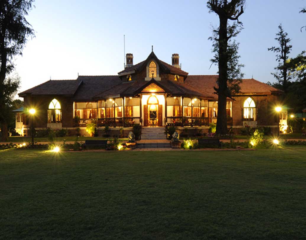 মারাঠা-ভিক্টোরিয়ান স্টাইলে তৈরি ভিলাটির ঐতিহাসিক গুরুত্বও রয়েছে। সাংলির মহারাজা বিজয়সিংহ মাধবরাও পটবর্ধনের বাড়ি ছিল এটি। ১৮৬২ সাল নাগাদ এটি তৈরি হয়।