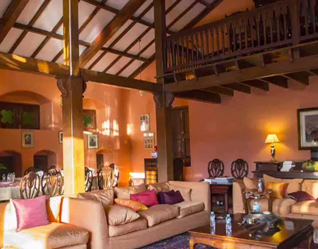 প্রাসাদটির মূল মেঝে ছিল প্লাস্টার অব প্যারিসের। সেই মেঝে বদলে সংরক্ষণ করা হয়। দরজার রং মুছে সেগুন কাঠের মূল দরজাটির রংই রাখা হয়।