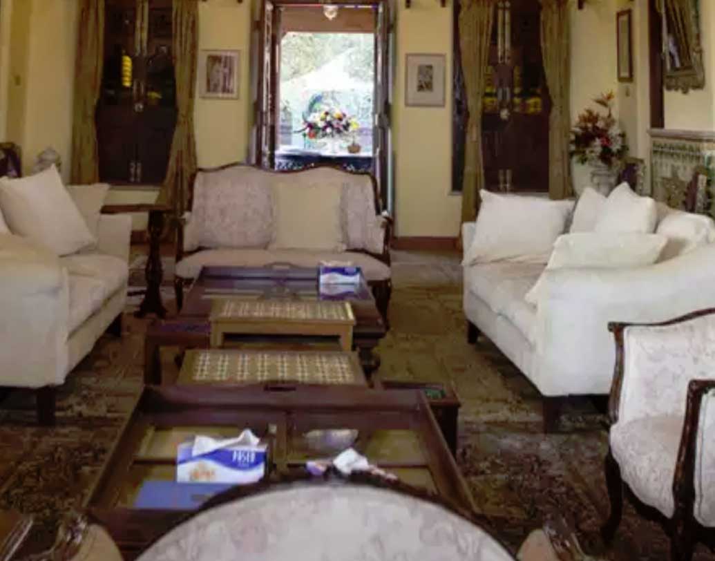 এখন যেটা লিভিং রুম, সেটা আসলে ছিল দিওয়ানখানা। নাচ, গানের মজলিশ বসত এখানেই।