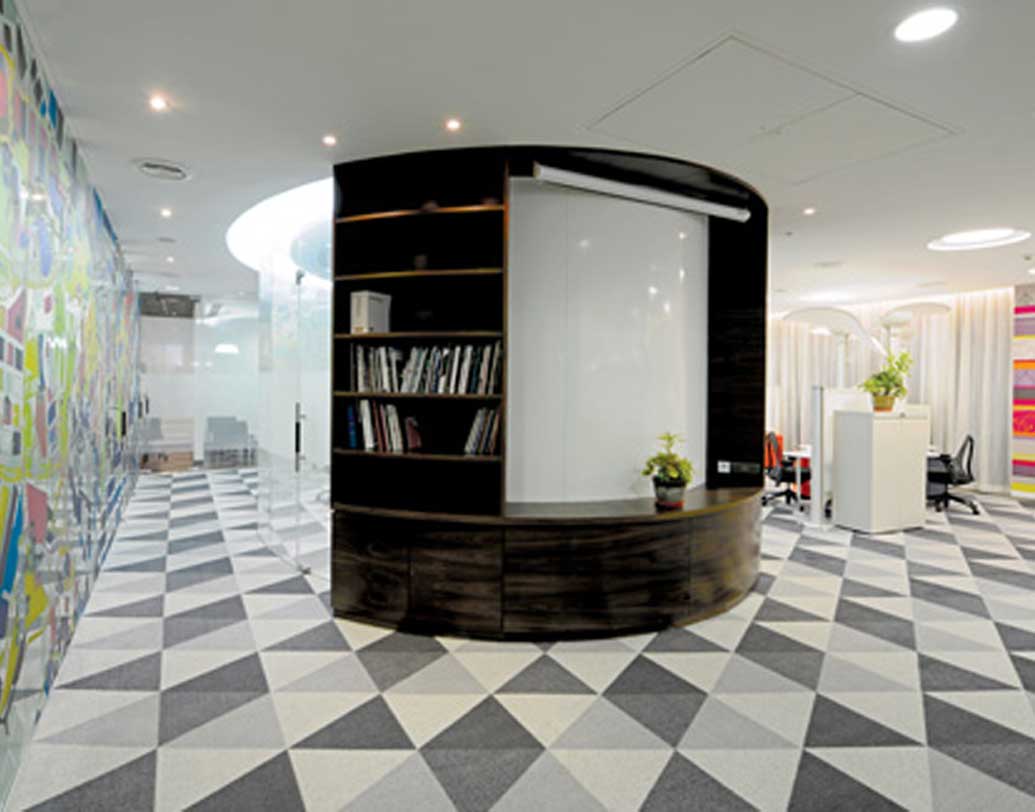 পিরামলদের অতিথিশালা এখন যেখানে, সেটা আসলে ছিল আস্তাবল। অভিজাত পরিবারের ঘোড়াগুলি যেখানে থাকত, সেখানে এখন একটা গুহার মতো আকার। রয়েছে বিলাসবহুল ডাইনিং টেবিল, টেলিভিশন সেট, ছোট একটা পাঠাগারও।