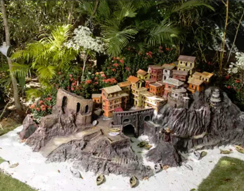 ২০১৪ সালে পিরামলদের বাগানে ফুল উৎসবের সময় নেলসন ম্যান্ডেলার স্মরণে মাডিবা গার্ডেনের প্রতিলিপি করা হয়েছিল। বিশ্বকাপের আগে ২০১৪ সালে ফিফা বিশ্বকাপের স্টোডিয়ামের প্রতিলিপিও তৈরি হয়েছিল বিলাসবহুল এই অর্কিড বাগানে।