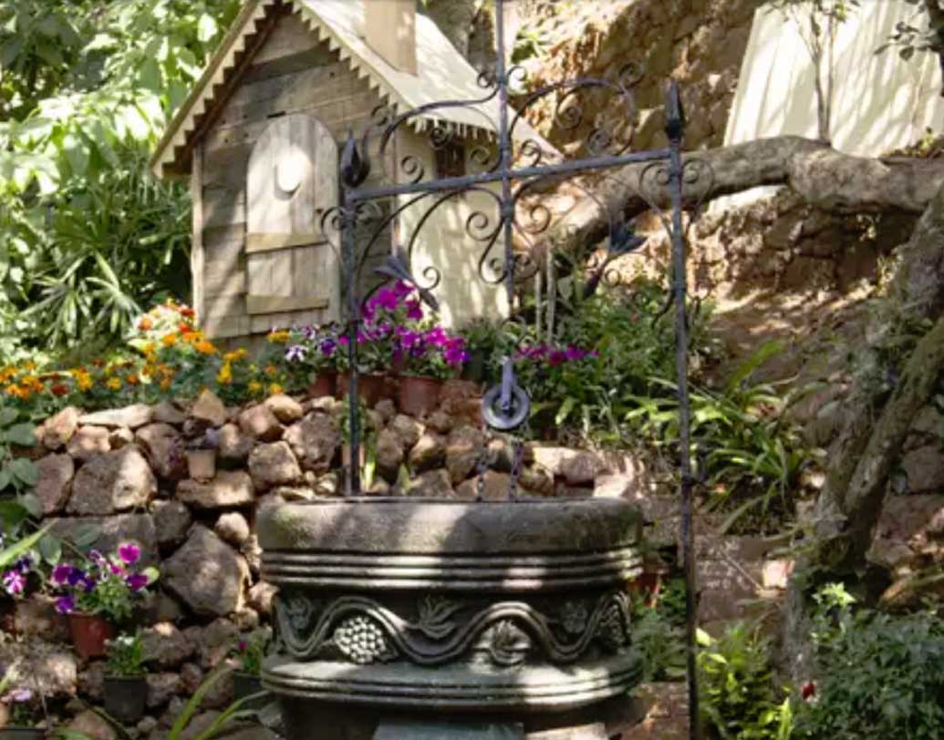 পপিং কয়েন গেমস রয়েছে এই বাগানে। দর্শকরা খানিক দূর থেকে একটি ‘লাকি ওয়েল’-এ এই মুদ্রা ফেলেন। বেশ কঠিন ব্যাপারটা। তবে অজয় নাকি প্রথম বারেই এই মুদ্রা ফেলেছিলেন কূপটিতে।