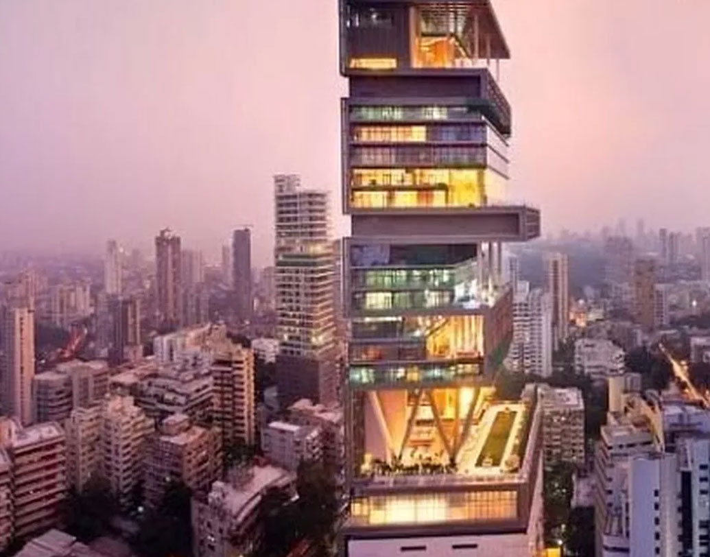 অম্বানী কন্যার বর্তমান বাসস্থান অ্যান্টিলিয়া। এটির মূল্য প্রায় ১৪ হাজার কোটি টাকা। ৬০০ কর্মী রয়েছেন এই বাড়িটি দেখাশোনার জন্য। মূল্যের বিচারে বাকিংহাম প্রাসাদের পরেই এটি।