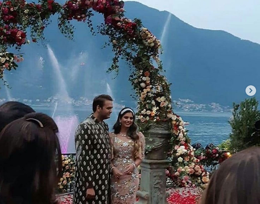 ঈশা অম্বানী ও তাঁর হবু স্বামী আনন্দ পিরামল ছোটবেলার বন্ধু। কিছু দিন আগেই ইতালির লেক কোমোতে তাঁদের এনগেজমেন্ট হয়ে গিয়েছে।