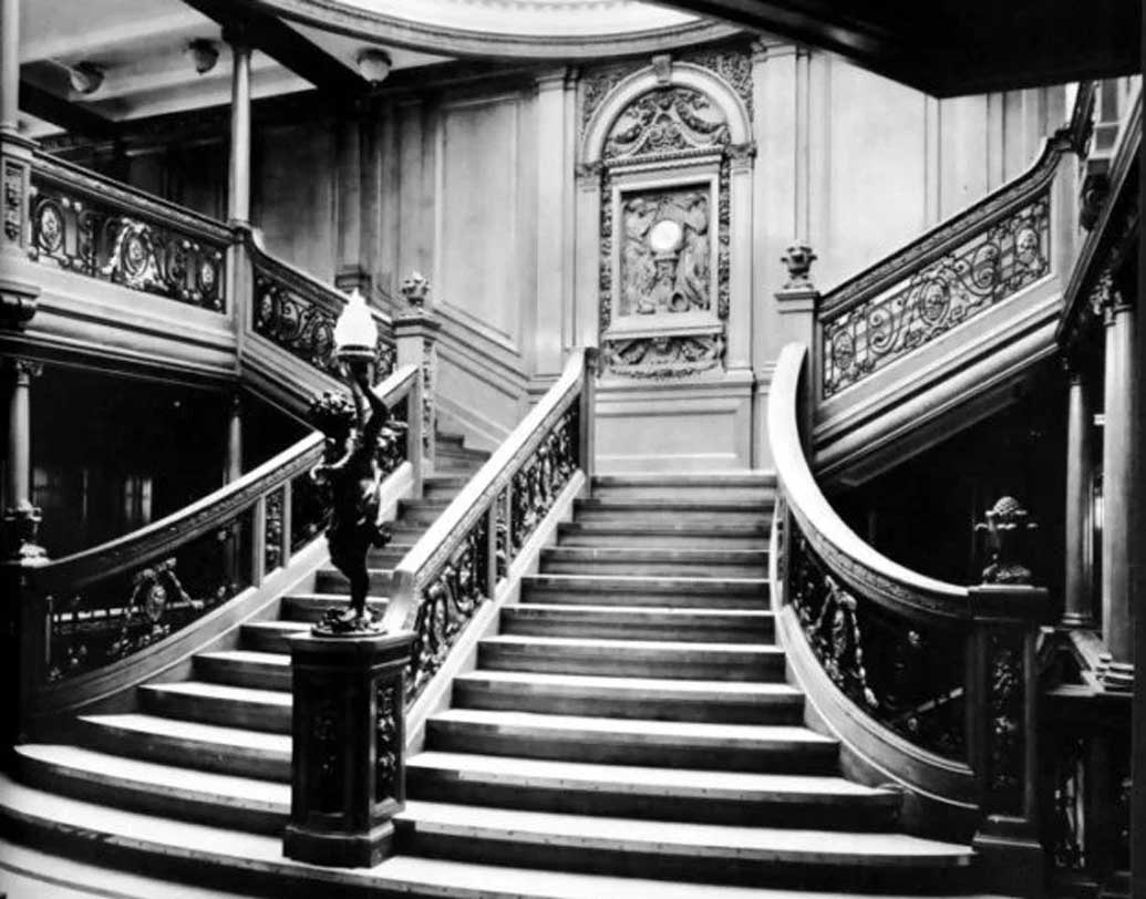 এই জাহাজে জেমস ক্যামেরনের ছবির মতোই ‘গ্র্র্যান্ড স্টেয়ারকেস’ রয়েছে।