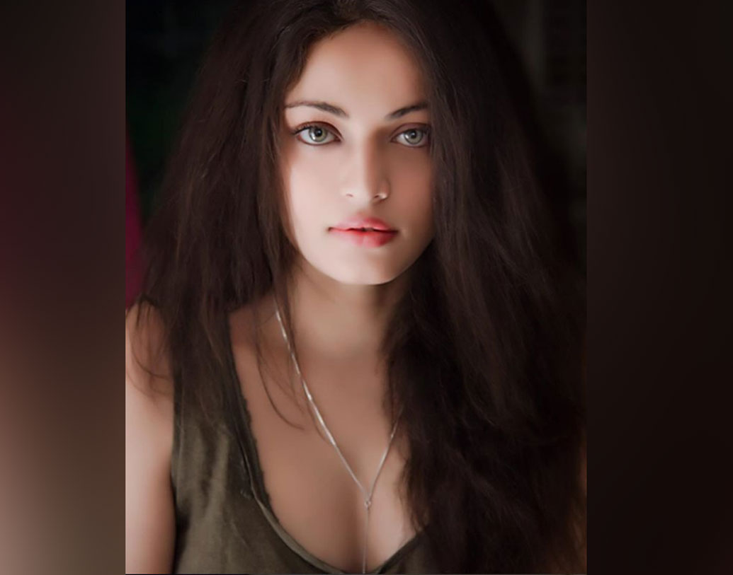 প্রায় পাঁচ বছর কোনও ছবিতে তাঁকে দেখা যায়নি। ‘আয়ুষ্মান ভব’ নামে দক্ষিণের একটি ছবিতে স্নেহার অভিনয়ের প্রশংসা করেছিলেন সমালোচকরা। কিন্তু এত সুন্দর উপস্থিতি যাঁর পর্দায়। তিনি গেলেন কোথায়?