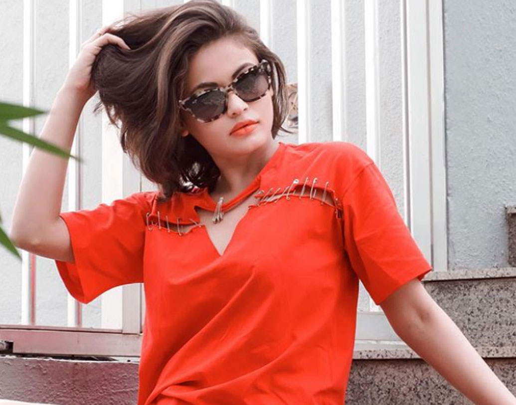 রক্তের একটা কঠিন অসুখ হয়েছিল স্নেহার। এক টানা ৩০-৪০ মিনিটের বেশি দাঁড়িয়ে থাকতেও পারতেন না।