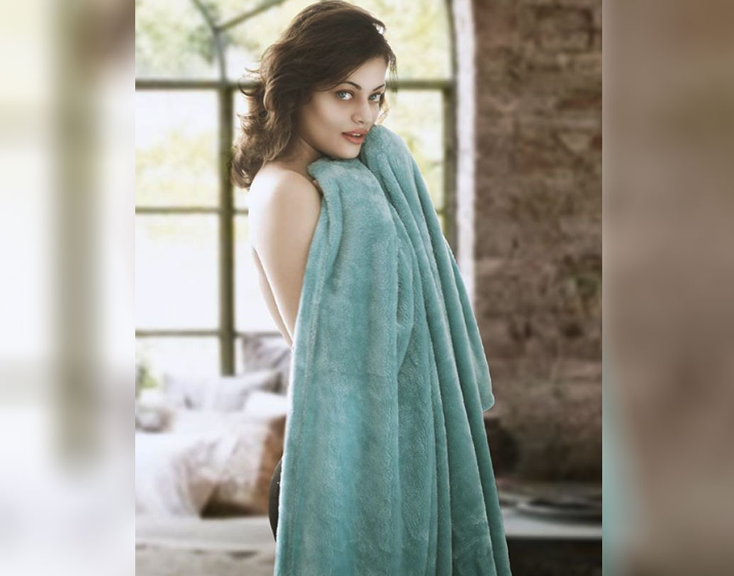 তবে সোশ্যাল মিডিয়ায় ইদানিং বেশ সক্রিয় তিনি। ফটোশুটের ছবিও পোস্ট করছেন স্নেহা, পাচ্ছেন অসংখ্য লাইক। এখন সেরে উঠছেন ধীরে ধীরে, এমনটাই জানিয়েছেন স্নেহা একটি সাক্ষাৎকারে।