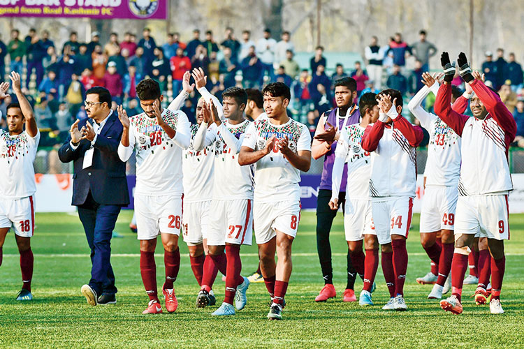 সৌজন্য: কাশ্মীরের ফুটবলপ্রেমীদের অভিবাদন ফুটবলারদের। পিটিআই