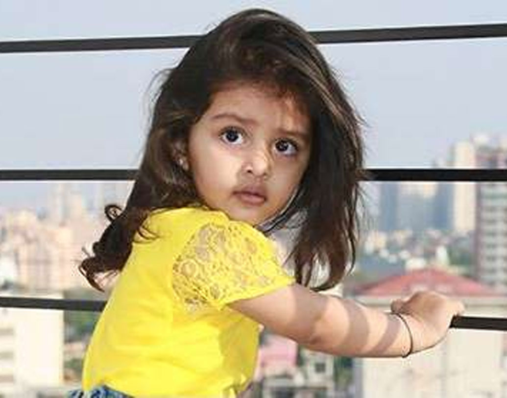 এই বাচ্চাটির নাম মাইরা বিশ্বকর্মা। বাড়ি দেহরাদূনের অম্বিকাপুরে। বাড়িতে পিহু নামেই ডাকা হয় তাকে। মাত্র ছয় বছর বয়সেই সে নেট দুনিয়ায় ভাইরাল। পরিচালক বিনোদ কাপরির ছবিতে তাঁর অভিনয়ের প্রশংসায় পঞ্চমুখ সবাই।