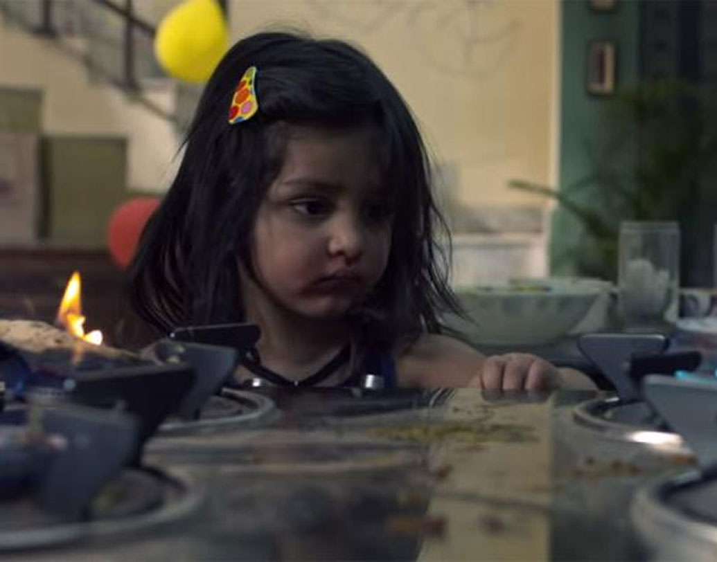 রান্নাঘরে গ্যাস বার্নার কিংবা মাইক্রোওয়েভ ওভেনের এতটা কাছে পৌঁছে যায়, গ্যাসের আগুনে রুটি পুড়ে যায়, বিদ্যুতের তারে ঝিলিক দিয়ে ওঠে। এমন একটা দৃশ্য শুটিং করা হয়েছিল পিহুতে। যদিও সবরকম সাবধানতা নিয়েই। পরে ছবির দৃশ্য দেখে কেঁদে ফেলেছিলেন পিহুর বাবা-মা। পিহু কিন্তু অবাক হয়েই দেখেছিল ছবিটি, জানিয়েছেন তাঁর মা।