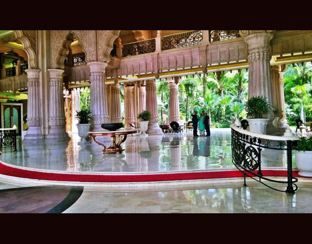 দীপিকা-রণবীরের রিসেপশন হল বেঙ্গালুরুর লীলা প্যালেসে। প্রকৃত অর্থেই প্রাসাদ বলা যায় এই লীলা প্যালেসকে।