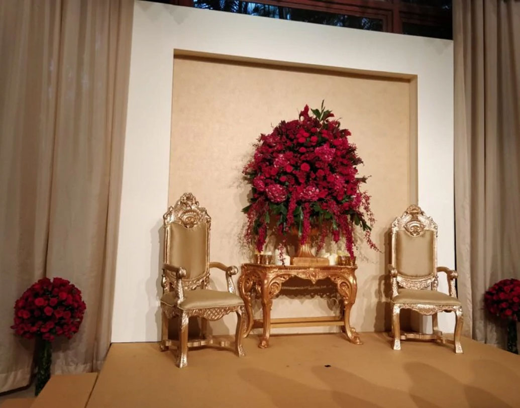 সকাল থেকেই সাজানো শুরু হয়েছিল এই প্রাসাদ। গোলাপ দিয়ে সাজানো হয়েছিল দীপিকা আর রণবীরের বসার জায়গাটি।