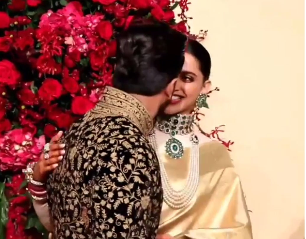 দীপিকা আর রণবীরের রসায়ন যে জমে ক্ষীর, এ দিন বার বার তার প্রমাণ মিলেছে। কখনও দীপিকার গালে গাল ঠেকিয়েছেন রণবীর। কখনও বা ফ্লাইং কিস দিয়েছেন স্ত্রীর দিকে তাকিয়ে।