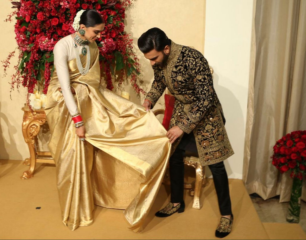 স্ত্রী শাড়ির আঁচল সামলাতে পারছিলেন না বলে, রণবীরই এগিয়ে আসেন, সামলে দেন শাড়ি।